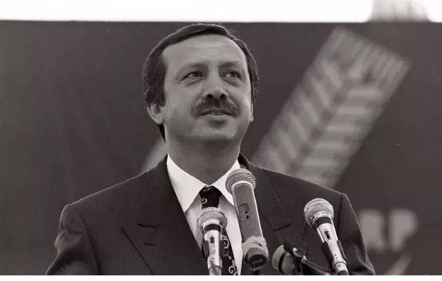 Bu kamyonetin kasasındakiler ülkeyi yönetiyor! 5